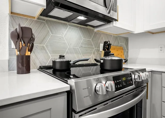New Cozysuites Tpc With Parking, Pool Apartment