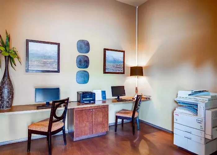 New Cozysuites Tpc With Parking, Pool Apartment