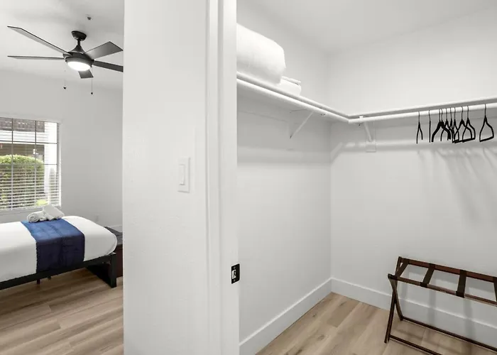 New Cozysuites Tpc With Parking, Pool *