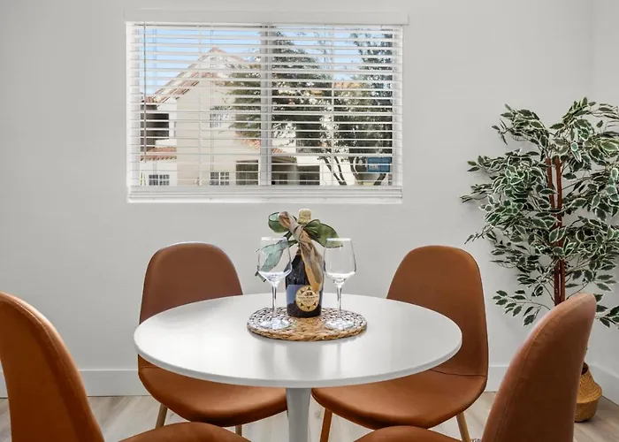 New Cozysuites Tpc With Parking, Pool Apartment